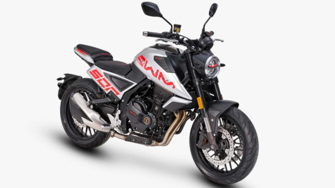 <div class='descrGalleryTitle'>SWM Gran Milano 500</div><div class='descrGalleryText'><p>Lo storico marchio lombardo passato ora in mani cinesi <b>punta molto sulle sue enduro, </b>ma ha in gamma anche delle naked interessanti e in particolare questa Gran Milano, arrivata nel 2024 e che ha subito convinto per lo stile moderno e intrigante. Ha <b>un motore bicilindrico parallelo da 47,5 CV, </b>ruote a raggi da 17” con freni J.Juan e pinza anteriore radiale, sospensioni KYB con forcella rovesciata da 41 mm, <b>la sella a soli 790 mm e un peso a secco di 188 kg. </b>È una moto tecnicamente semplice e poco impegnativa, originale nel look<br />
e piacevole da guidare, offerta a <b>5.990 euro.</b></p>
</div>